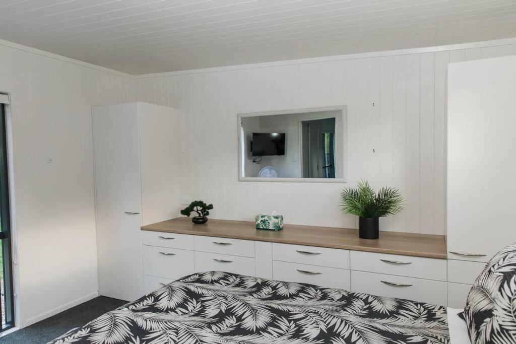 Appartamento Bombay Hills Modern Retreat Auckland Esterno foto
