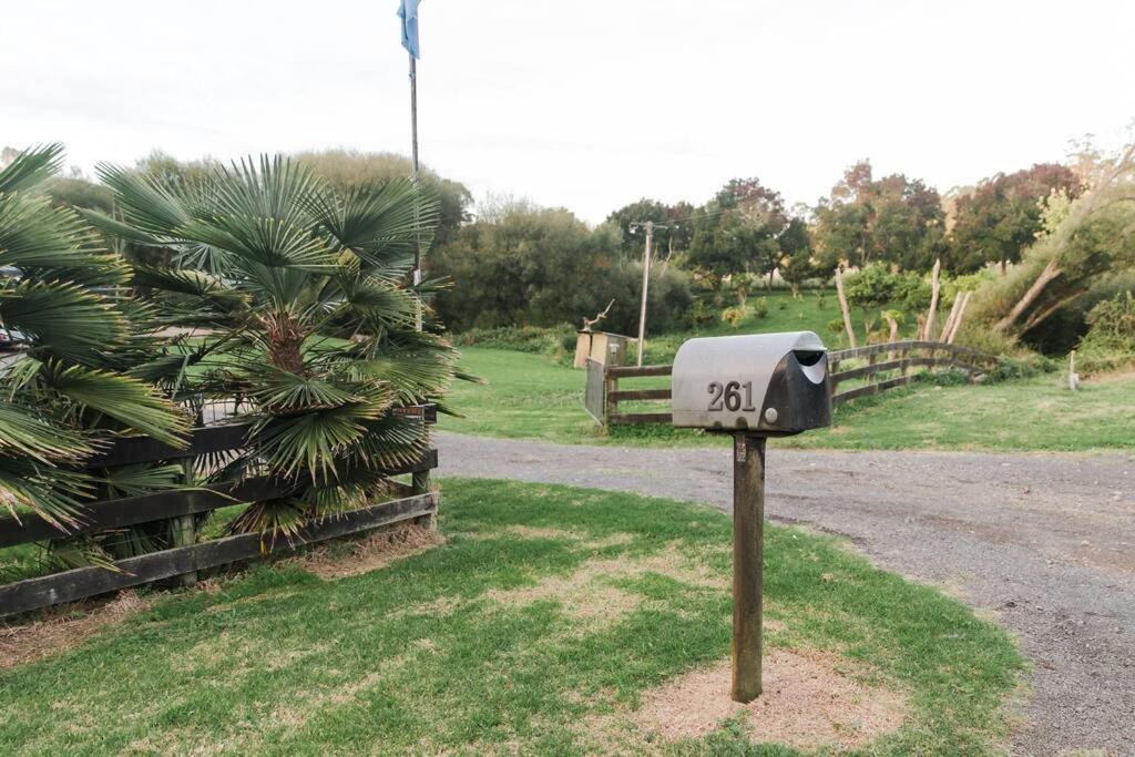 Appartamento Bombay Hills Modern Retreat Auckland Esterno foto