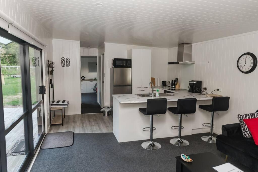 Appartamento Bombay Hills Modern Retreat Auckland Esterno foto