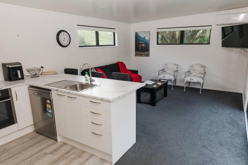 Appartamento Bombay Hills Modern Retreat Auckland Esterno foto