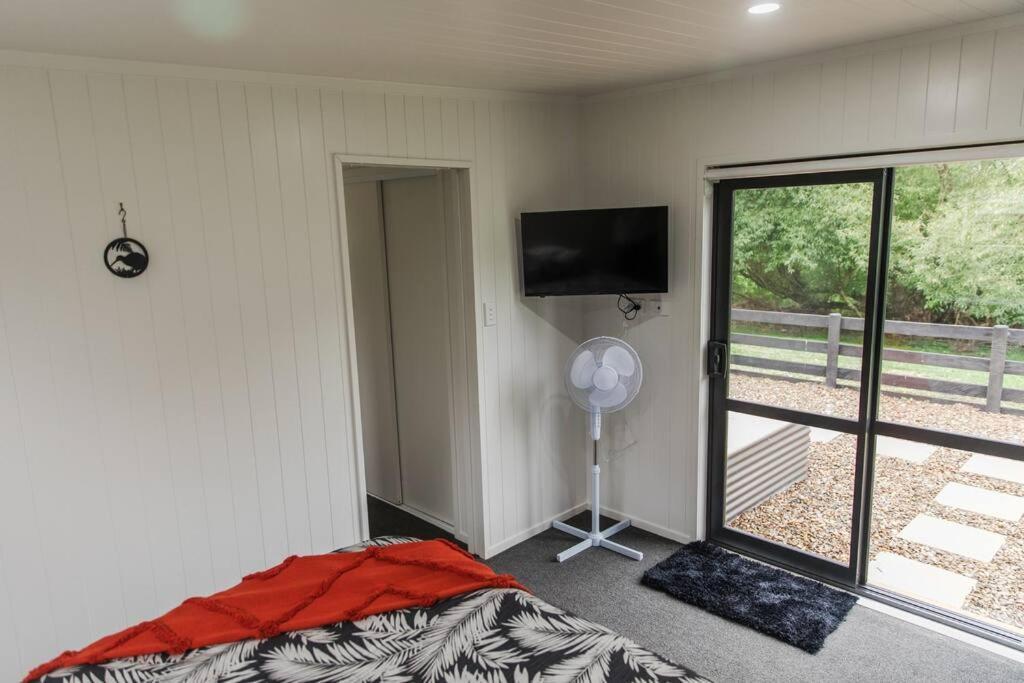 Appartamento Bombay Hills Modern Retreat Auckland Esterno foto